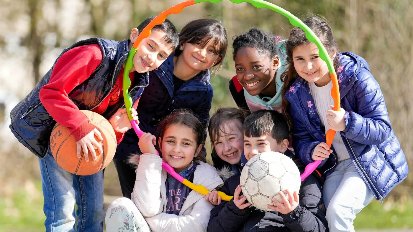 Spielende Kinder in der VIVAWEST Ferienfreizeit