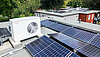 Photovoltaik-Anlagen auf einem Dach in Nahaufnahme