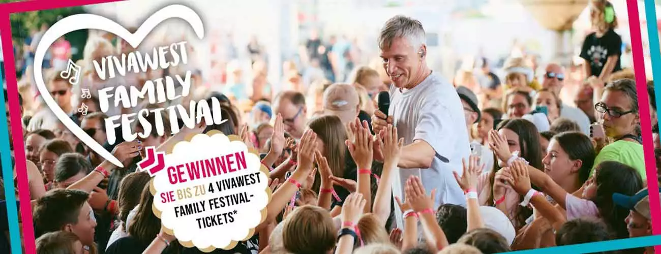 Der Sänger der Band Kasalla steht in der Zuschauermenge des VIVAWEST Family Festivals. Er hält in der rechten Hand das schwarze Mikrophone und mit der linken Hand klatscht der Kinder im Publikum ab, die ihm die Hände entgegenstrecken. Am linken Bildrand ist das weiße Logo des VIVAWEST Family Festivals zu sehen. Darunter befindet sich ein Hinweis auf das Mietergewinnspiel. Hier können Mieter bis zu vier Festivaltickets gewinnen.