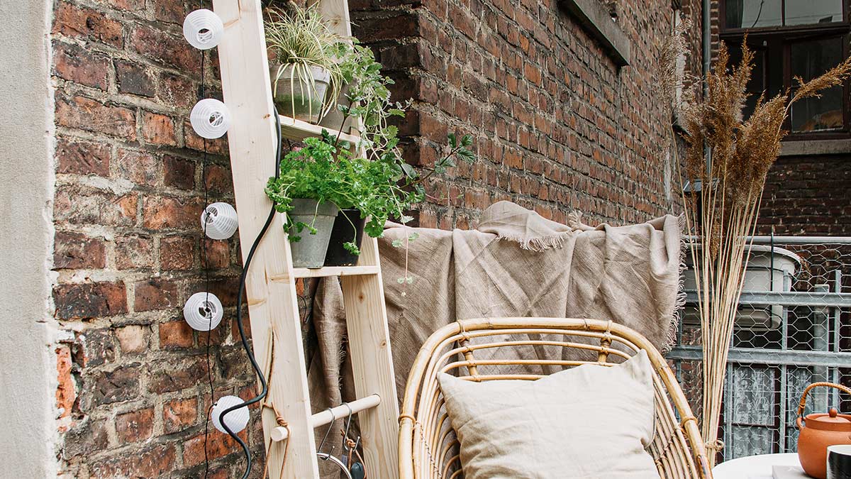 Do-It-Yourself-Tipp: So bauen Sie eine Pflanzenleiter für Ihren Balkon oder Ihre Terrasse