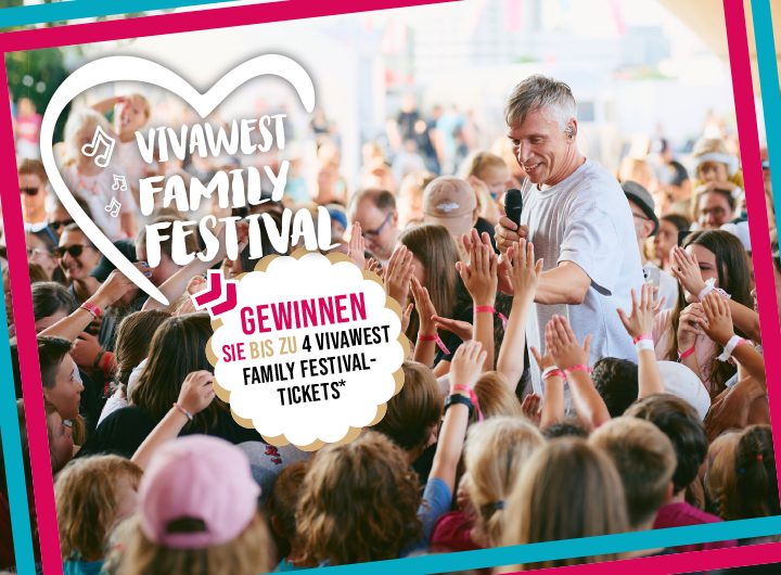 Der Sänger der Band Kasalla steht in der Zuschauermenge des VIVAWEST Family Festivals. Er hält in der rechten Hand das schwarze Mikrophone und mit der linken Hand klatscht der Kinder im Publikum ab, die ihm die Hände entgegenstrecken. Am linken Bildrand ist das weiße Logo des VIVAWEST Family Festivals zu sehen. Darunter befindet sich ein Hinweis auf das Mietergewinnspiel. Hier können Mieter bis zu vier Festivaltickets gewinnen.