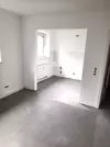 Wohnzimmer mit offener Küche