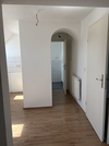 Küche mit Flur zum Badezimmer