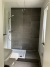 Bad mit Dusche und Fenster