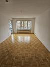 Wohnzimmer mit Pakett (Muster)
