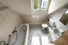 Badezimmer mit Fenster