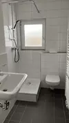 Bad mit Dusche und Fenster