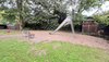 Spielplatz neben dem Haus