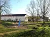 Spielplatz neben dem Haus
