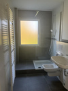 Bad mit Fenster und Dusche