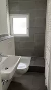 Badezimmer mit Fenster