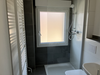 Bad mit Dusche und Fenster