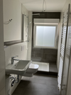 Bad mit Dusche und Fenster