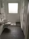 Bad mit Dusche und Fenster